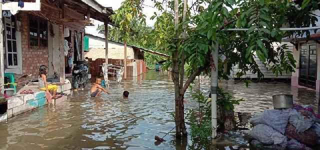 Suasana banjir di Jalan Dwikora, Kelurahan Sukamulya, Kecamatan Sail, Pekanbaru