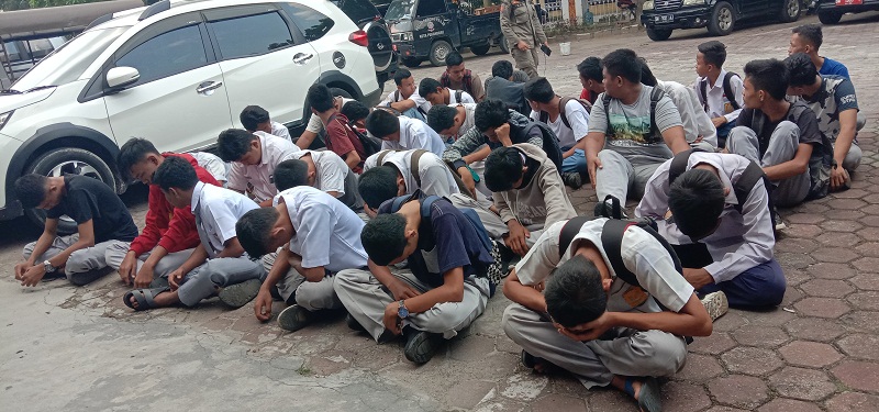 33 Pelajar SMP dan SMA di Pekanbaru Diamankan Satpol PP Pekanbaru di Sejumlah Warnet Jalan Hangtuah- Harapan Raya, Senin,18 November 2019